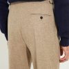 Détail des poches arrière passepoilées du pantalon en flanelle beige Scavini.