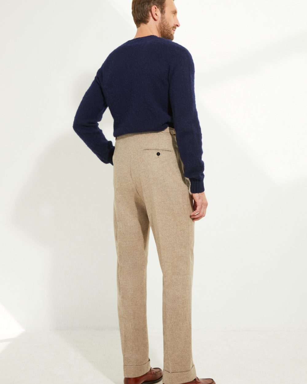 Pantalon en flanelle beige Scavini, vue de dos look complet.