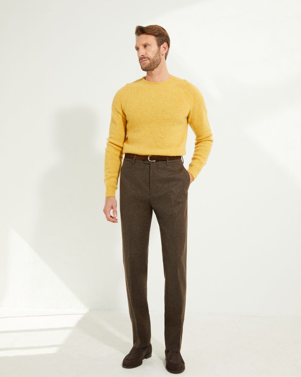 Pantalon en flanelle marron Scavini, coupe classique, porté avec pull shaggy jaune tricoté en Ecosse
