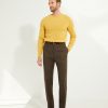 Pantalon en flanelle marron Scavini, coupe classique, porté avec pull shaggy jaune tricoté en Ecosse