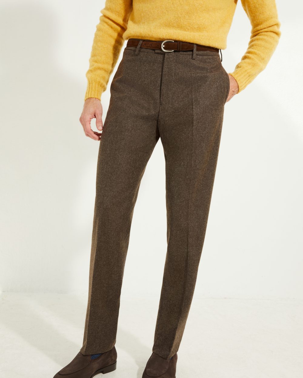 Pantalon en flanelle marron Scavini, coupe classique, vue complète de face.