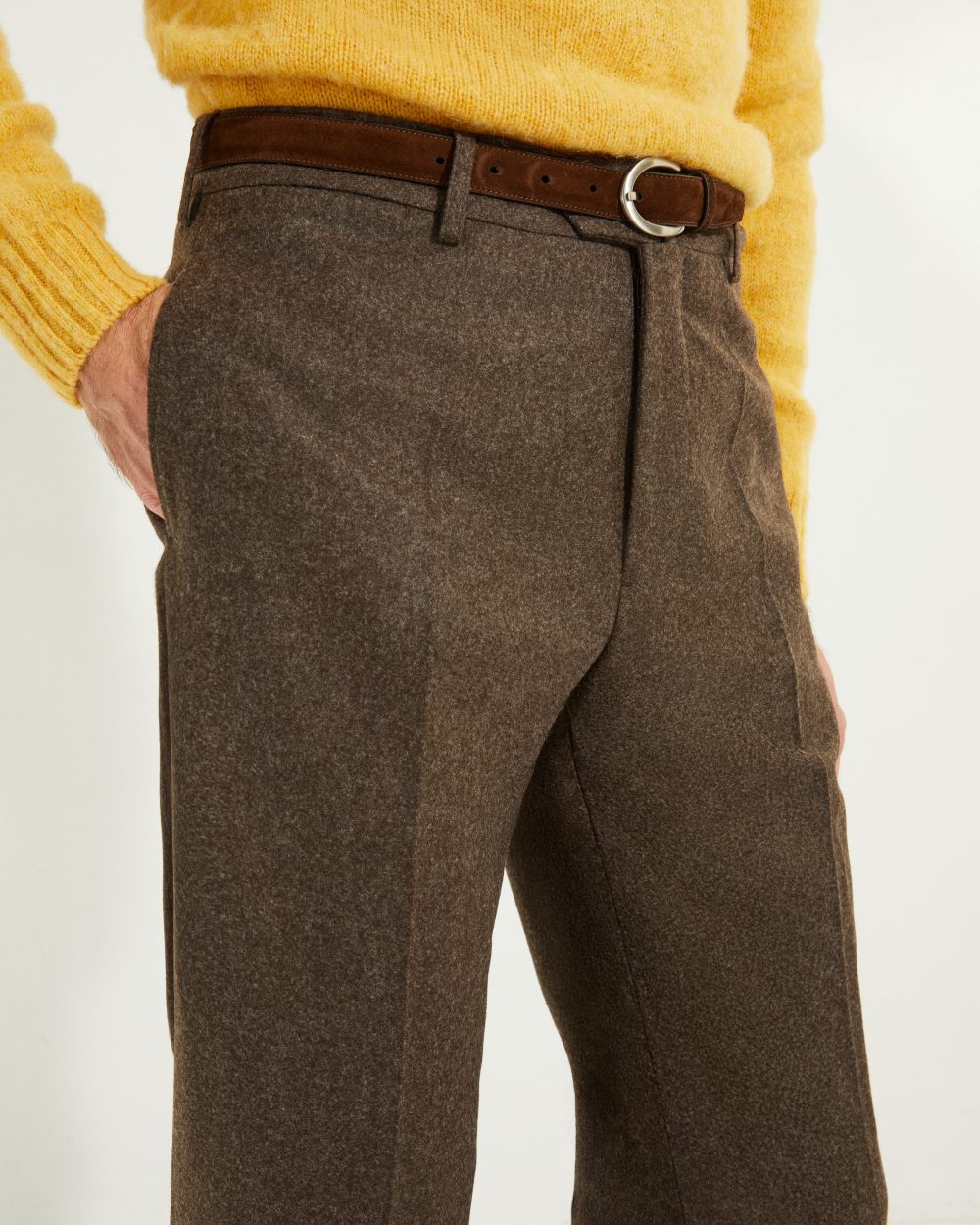 Pantalon en flanelle marron Scavini, coupe classique, porté avec veste et pull.