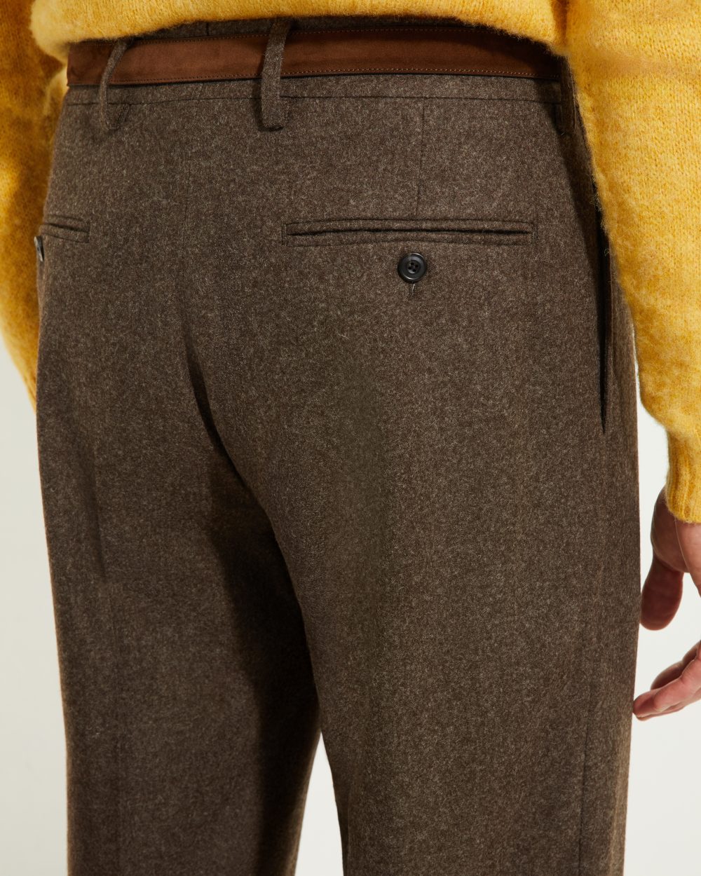 Détail des poches arrière du pantalon en flanelle marron Scavini, finitions sartoriales.