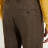 Détail des poches arrière du pantalon en flanelle marron Scavini, finitions sartoriales.