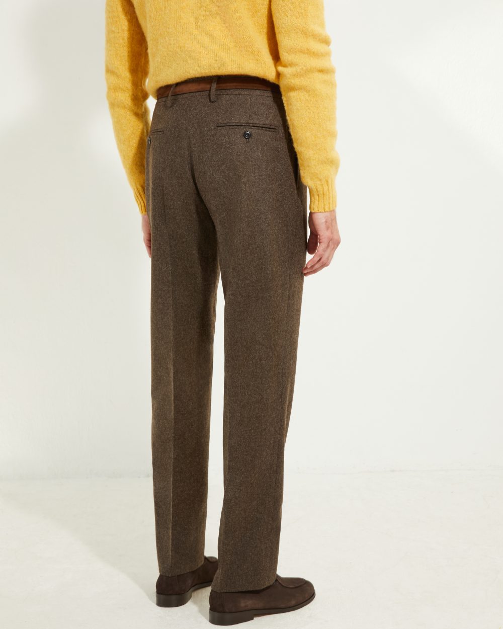 Pantalon en flanelle marron Scavini, coupe classique, vue de dos avec poches passepoilées.