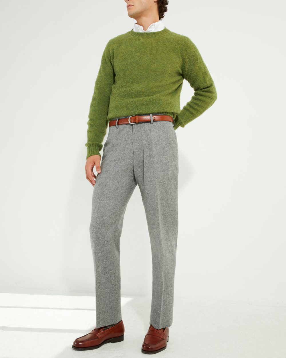 Look complet avec le pantalon en flanelle grise Scavini, porté avec pull shaggy en laine