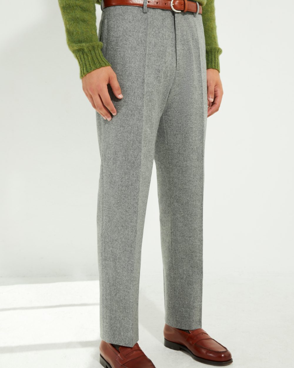 Détail des poches du pantalon en flanelle grise Scavini, taille naturelle et ligne sartoriale