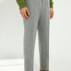 Détail des poches du pantalon en flanelle grise Scavini, taille naturelle et ligne sartoriale
