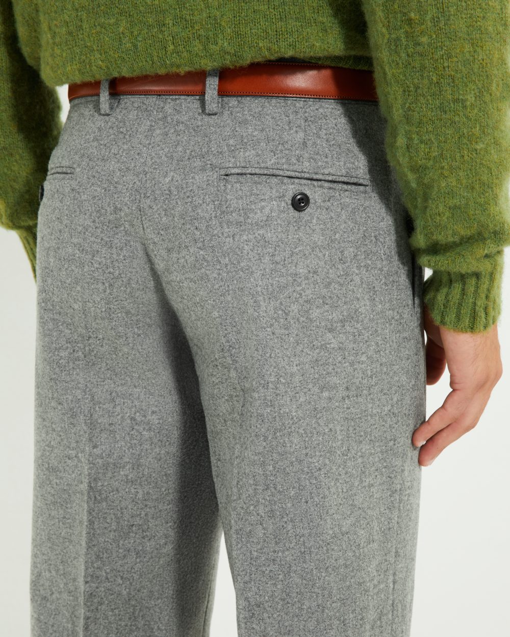 Pantalon en flanelle grise Scavini, coupe classique, vue de dos avec poches passepoilées