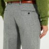 Pantalon en flanelle grise Scavini, coupe classique, vue de dos avec poches passepoilées