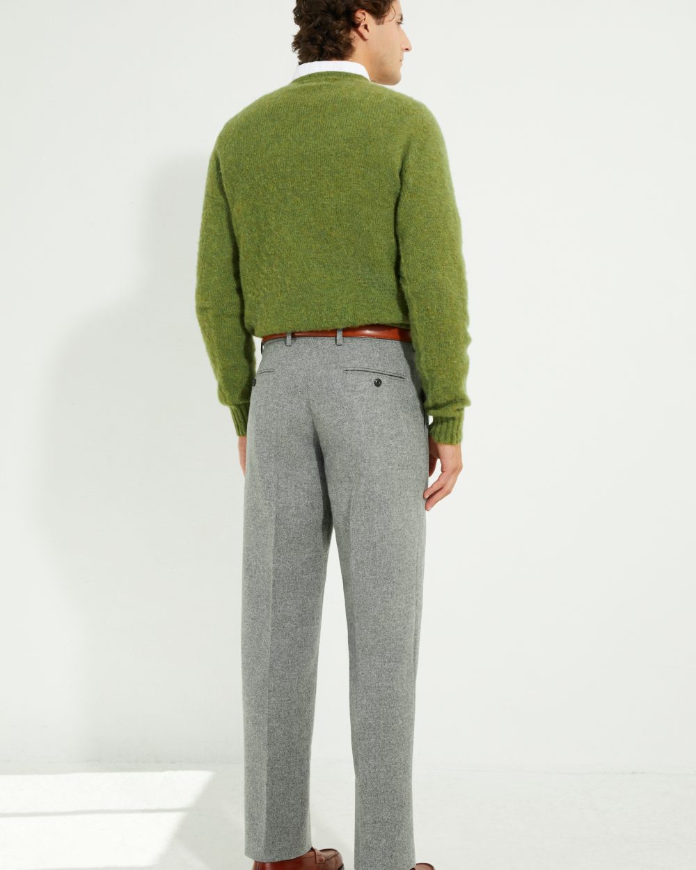 Pantalon en flanelle grise Scavini, coupe classique, vue de dos