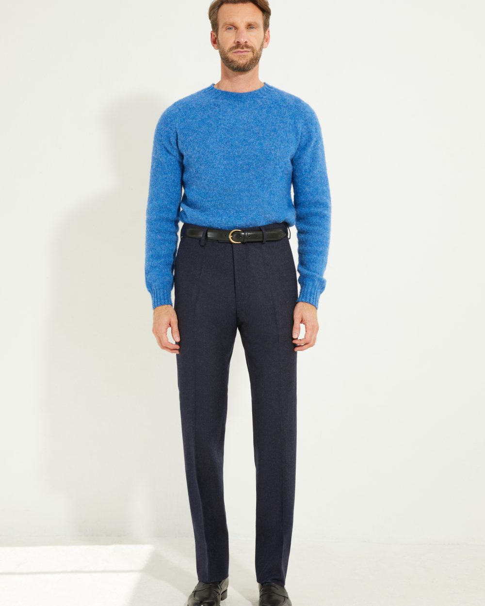 Look complet avec pantalon en flanelle marine Scavini, veste Maubourg et pull en laine.