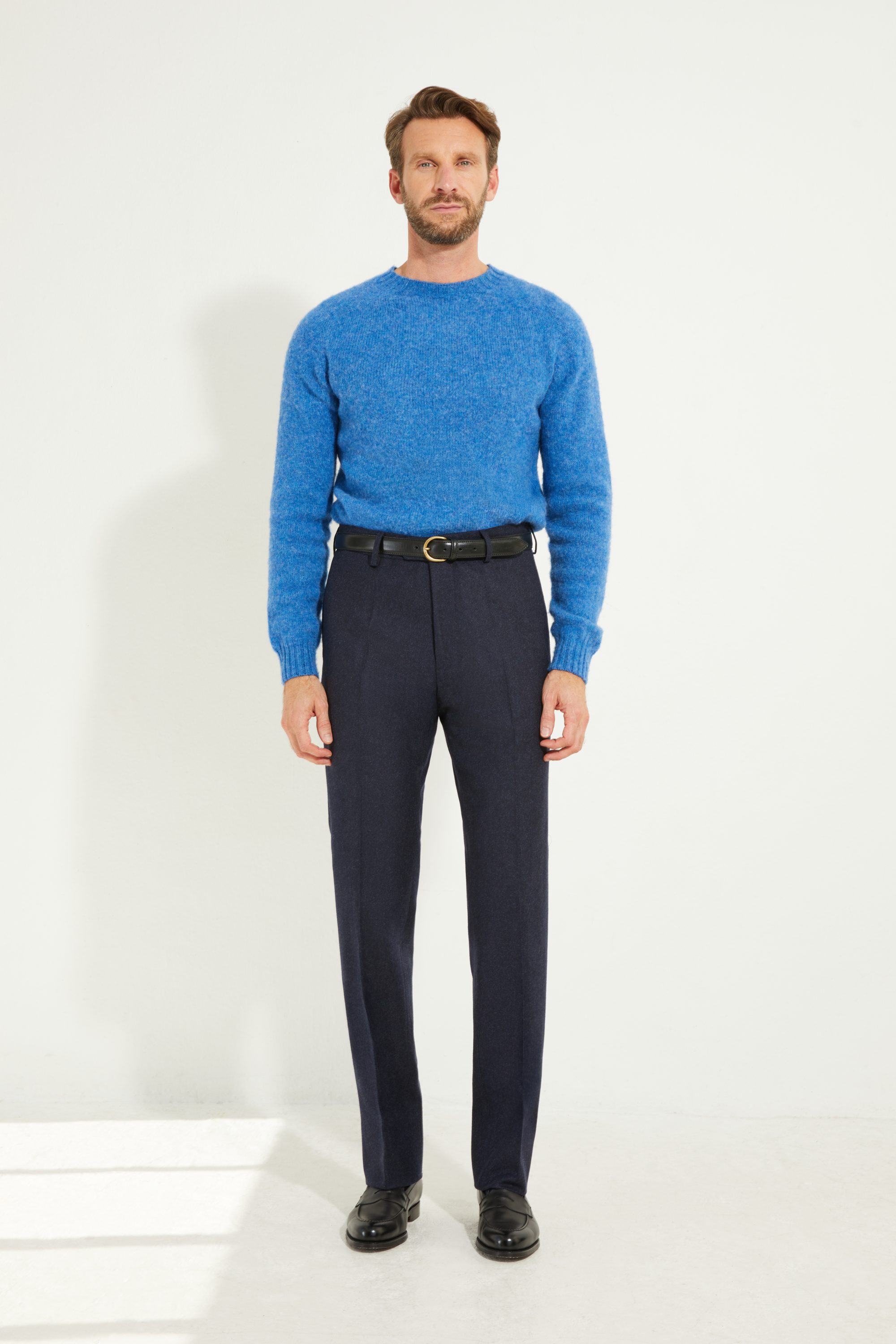 Look complet avec pantalon en flanelle marine Scavini, veste Maubourg et pull en laine.