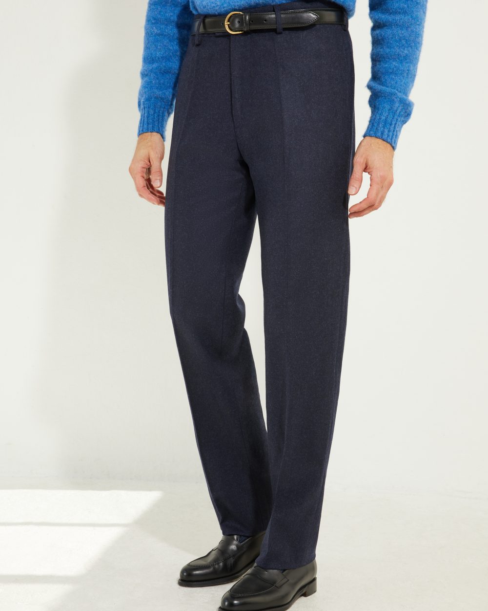 Pantalon en flanelle marine Scavini, coupe classique, taille naturelle, vue de face.