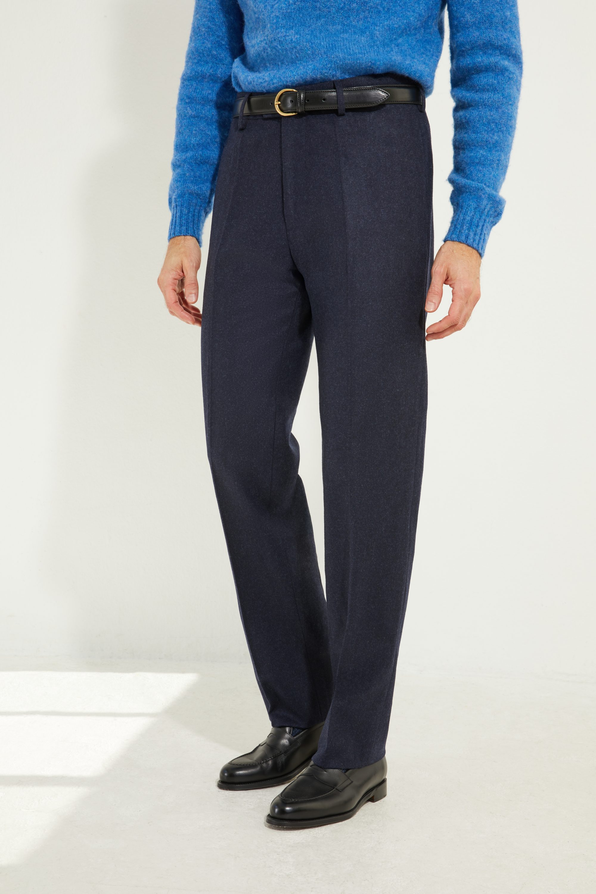 Pantalon en flanelle marine Scavini, coupe classique, taille naturelle, vue de face.