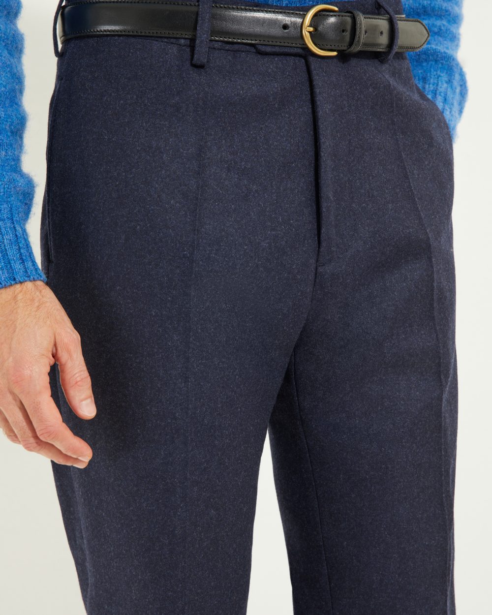 Détail des passants de ceinture du pantalon en flanelle marine Scavini, couture sartoriale.