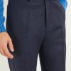 Détail des passants de ceinture du pantalon en flanelle marine Scavini, couture sartoriale.