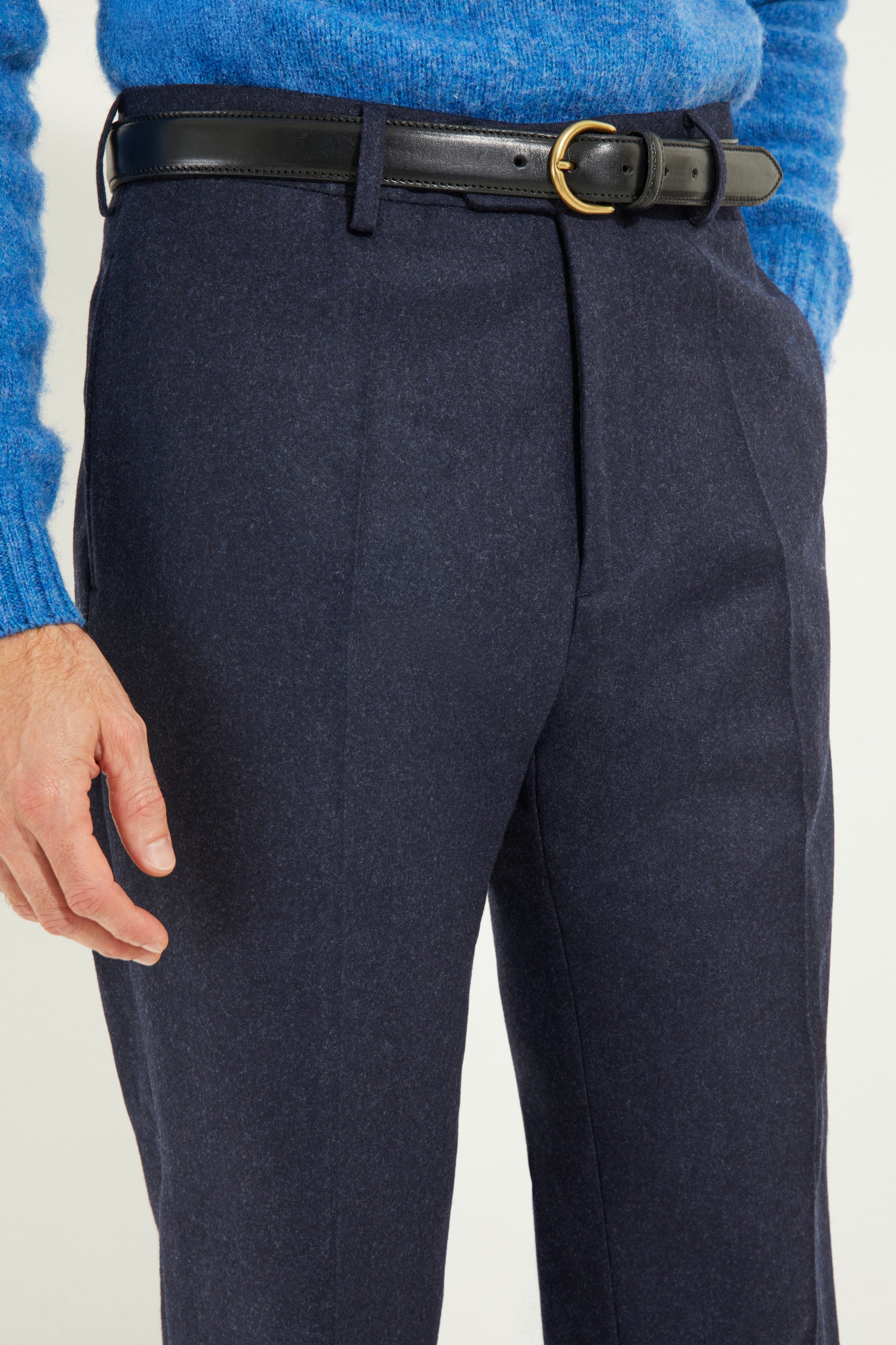 Détail des passants de ceinture du pantalon en flanelle marine Scavini, couture sartoriale.