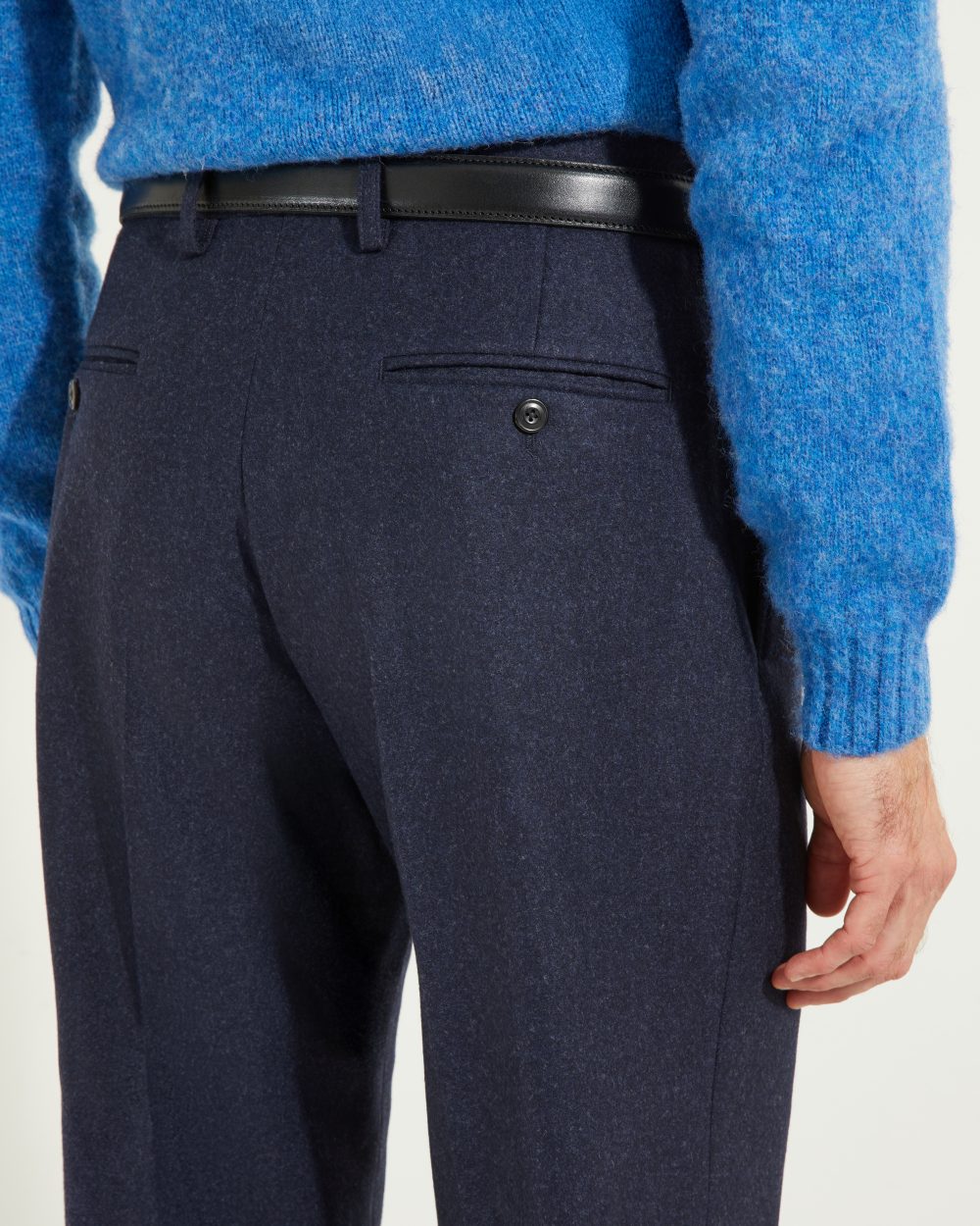 Détail des poches arrière du pantalon en flanelle marine Scavini, finitions sartoriales.