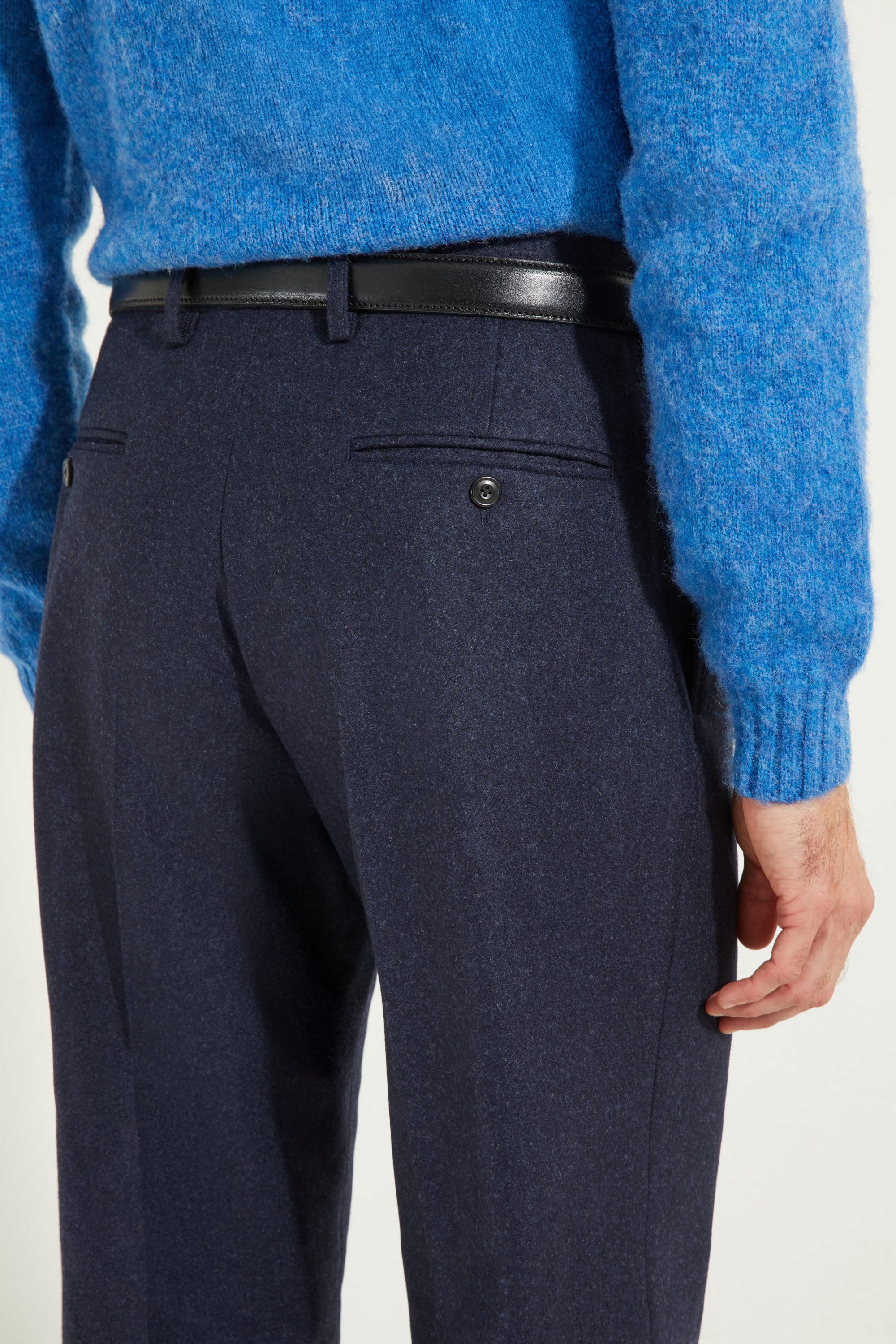 Détail des poches arrière du pantalon en flanelle marine Scavini, finitions sartoriales.