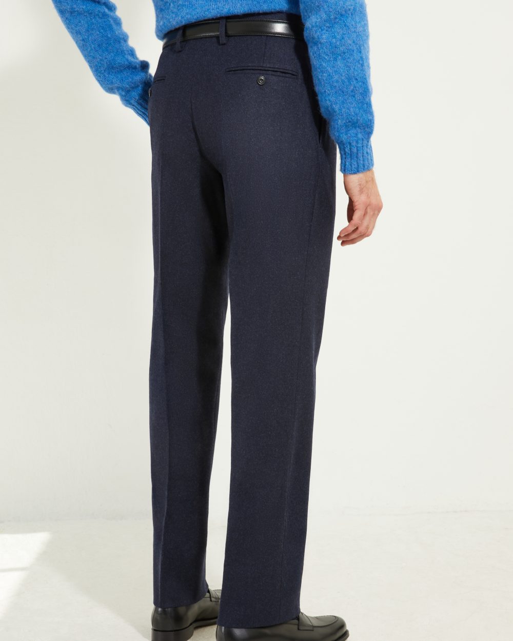 Pantalon en flanelle marine Scavini, coupe classique, vue de dos avec poches passepoilées.