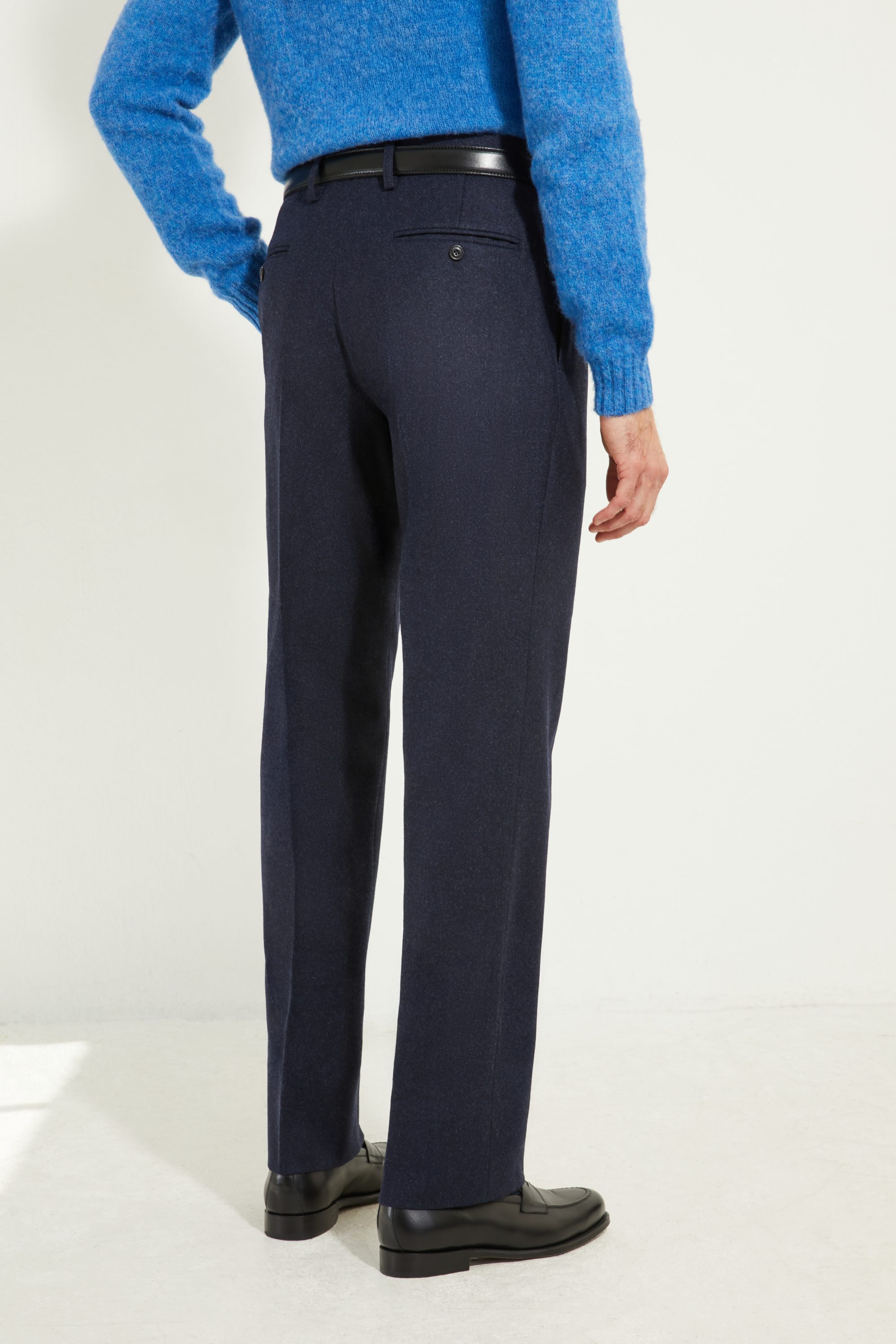 Pantalon en flanelle marine Scavini, coupe classique, vue de dos avec poches passepoilées.