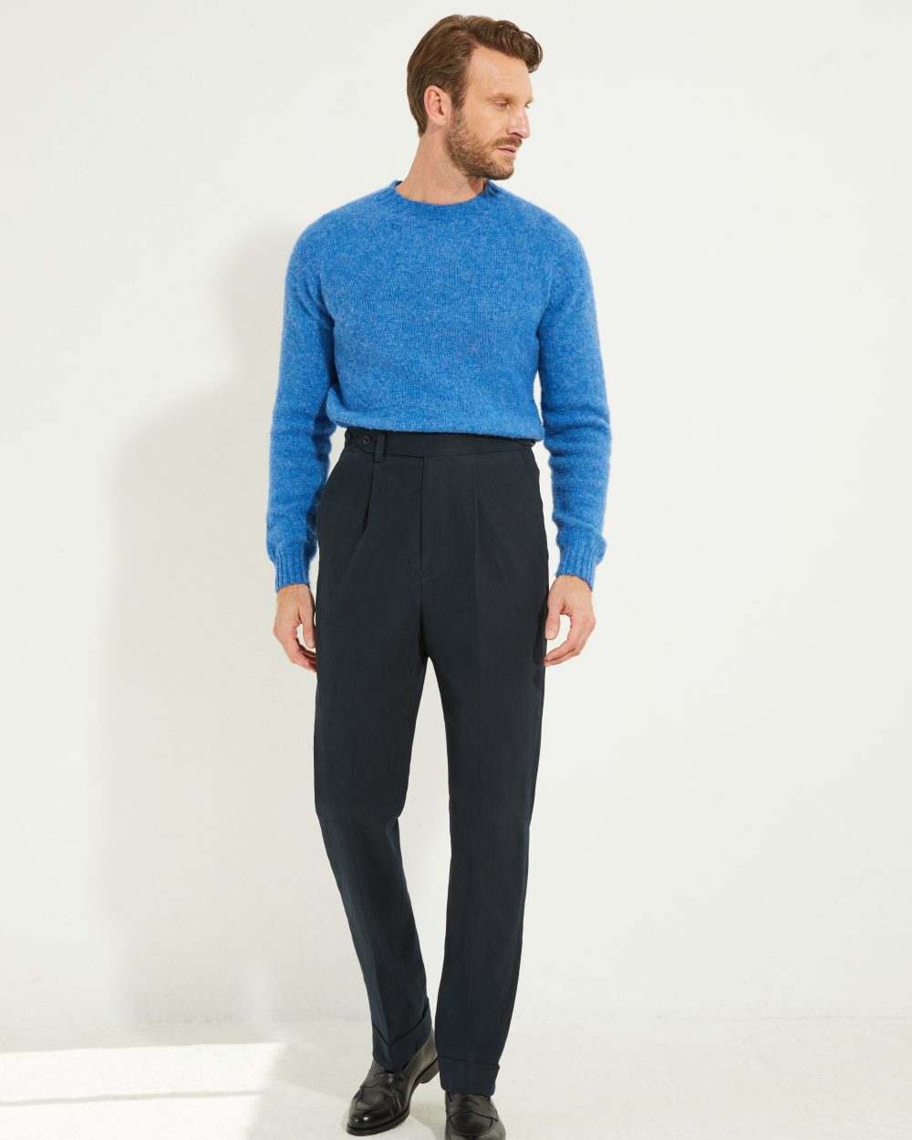 Pantalon en flanelle marine Scavini, coupe classique, porté avec veste et pull, silhouette sartoriale.