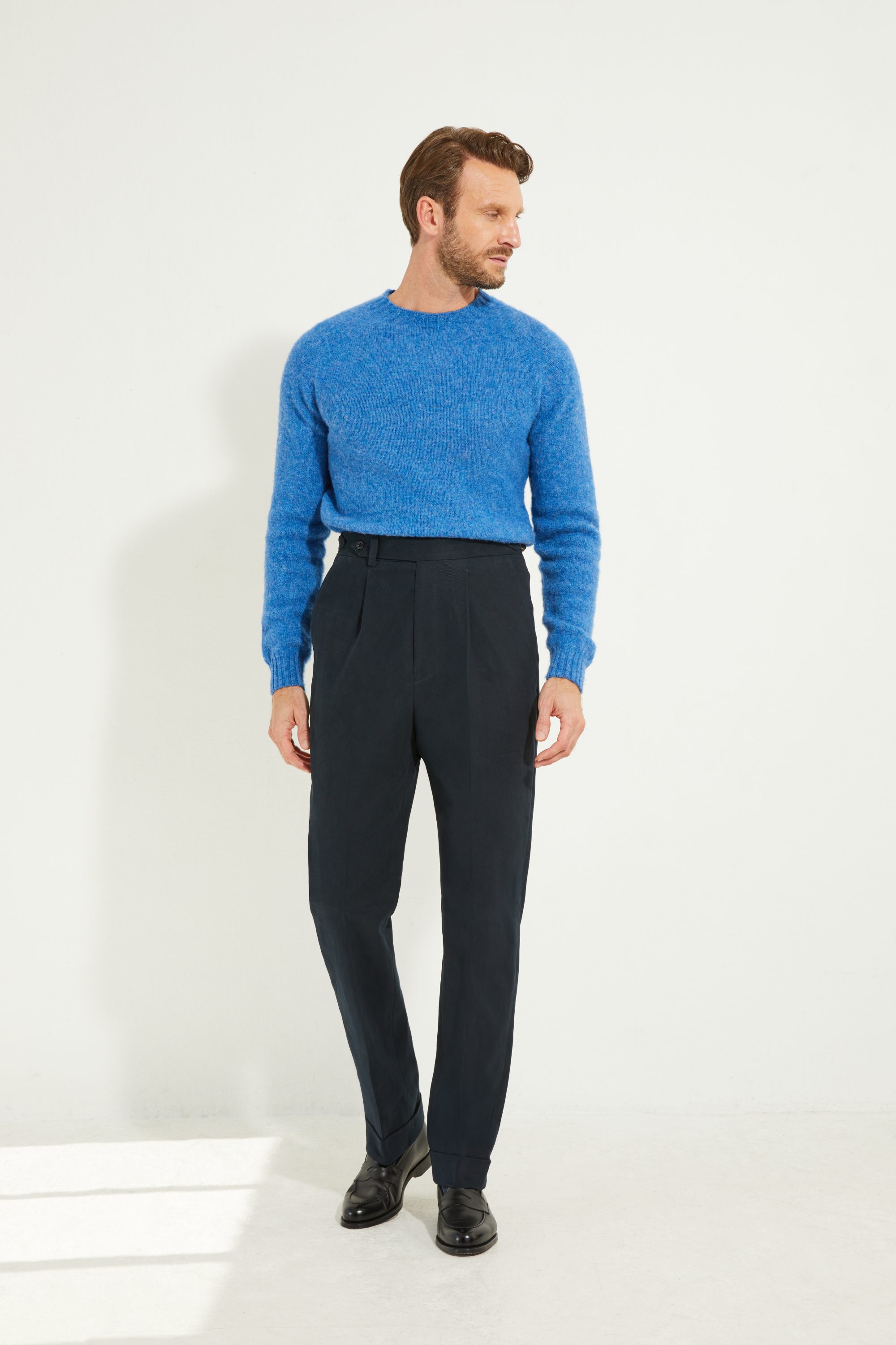 Pantalon en flanelle marine Scavini, coupe classique, porté avec veste et pull, silhouette sartoriale.