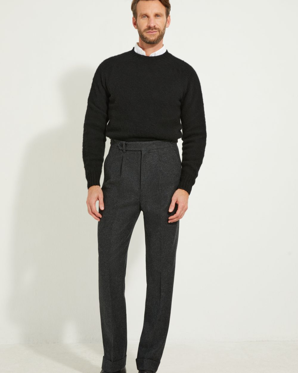 Look complet Scavini avec pantalon flanelle anthracite, pull Shaggy noir et chemise blanche.