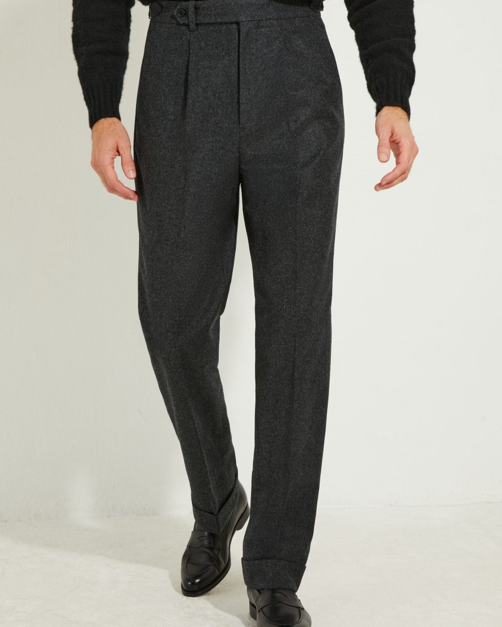 Pantalon une pince en flanelle anthracite Scavini, vue de face.