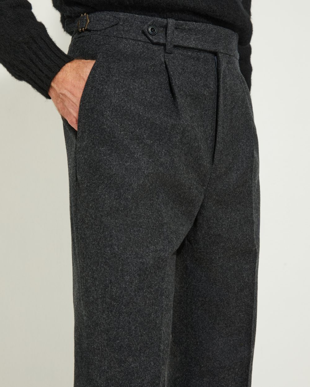 Détail avant des pinces du pantalon en flanelle anthracite Scavini.