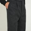 Détail avant des pinces du pantalon en flanelle anthracite Scavini.