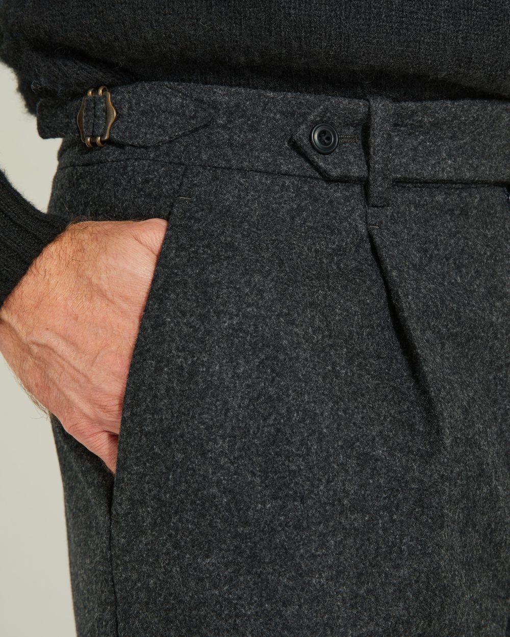 Détail des ajusteurs latéraux et des pinces du pantalon une pince flanelle anthracite Scavini.