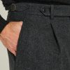 Détail des ajusteurs latéraux et des pinces du pantalon une pince flanelle anthracite Scavini.