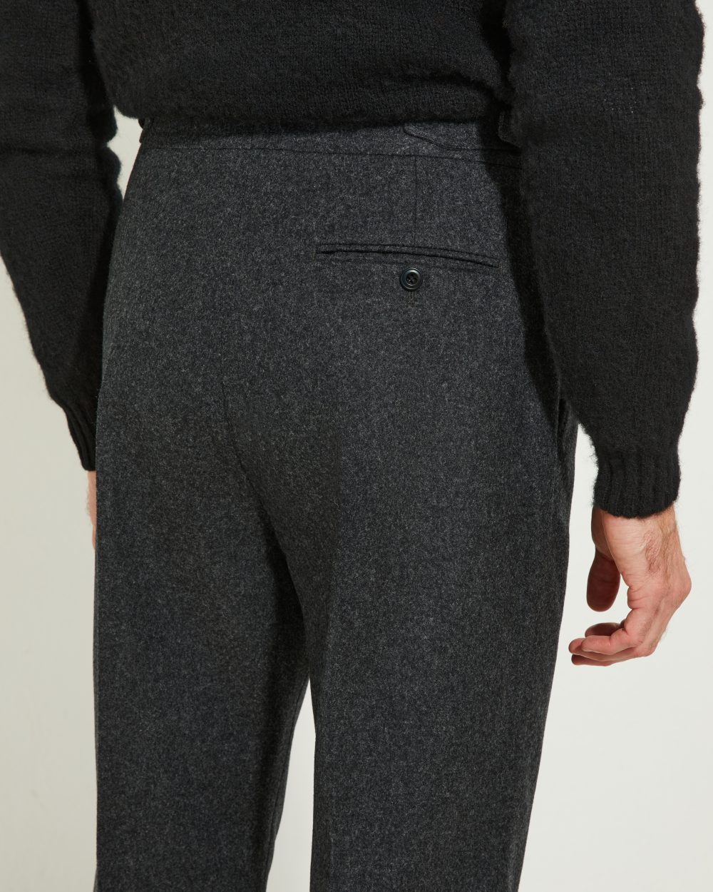 Détail des poches arrière du pantalon une pince en flanelle anthracite Scavini.