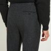 Détail des poches arrière du pantalon une pince en flanelle anthracite Scavini.
