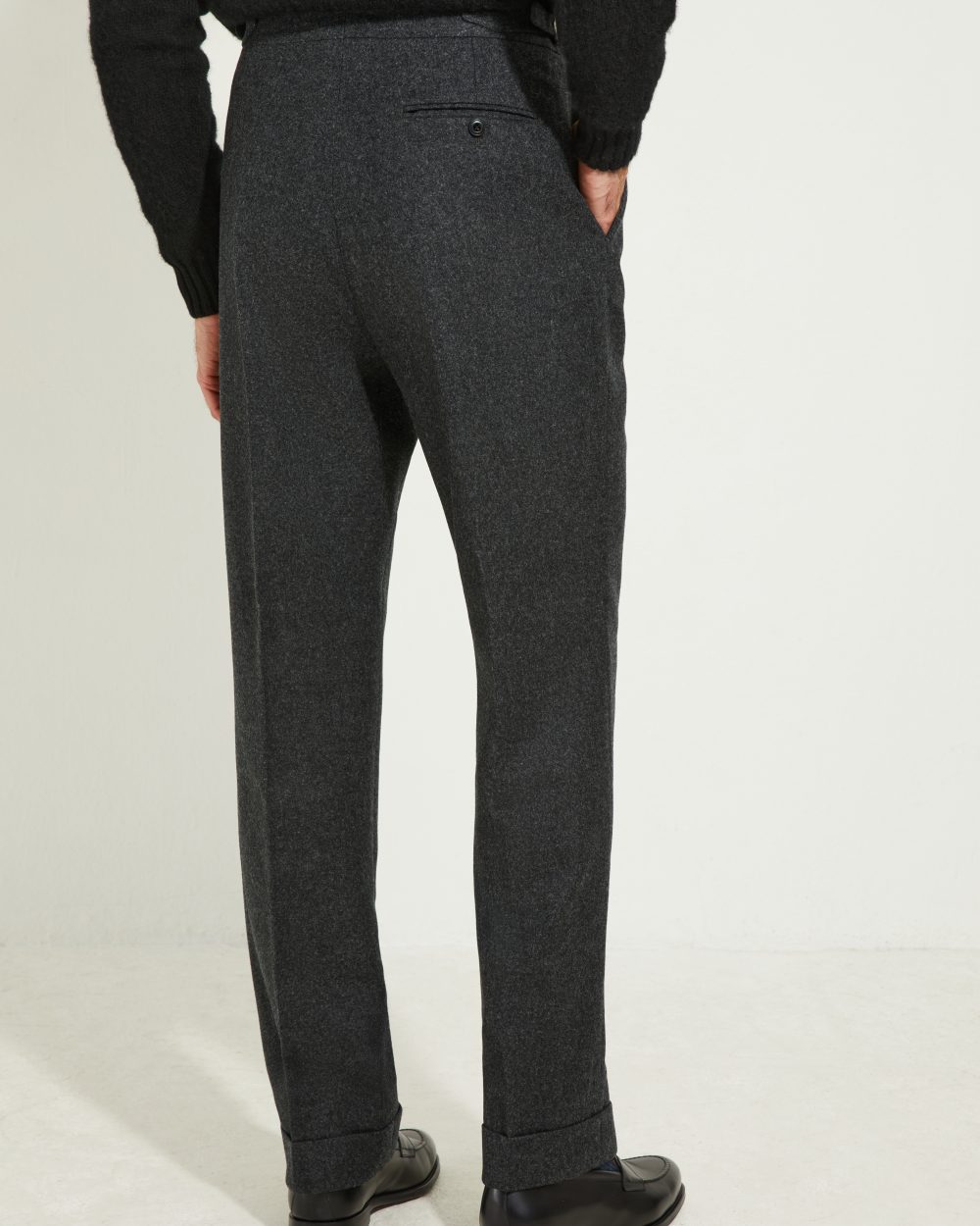 Pantalon une pince en flanelle anthracite Scavini, vue de dos.