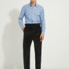 Pantalon en velours côtelé noir Scavini porté avec une chemise en chambray.
