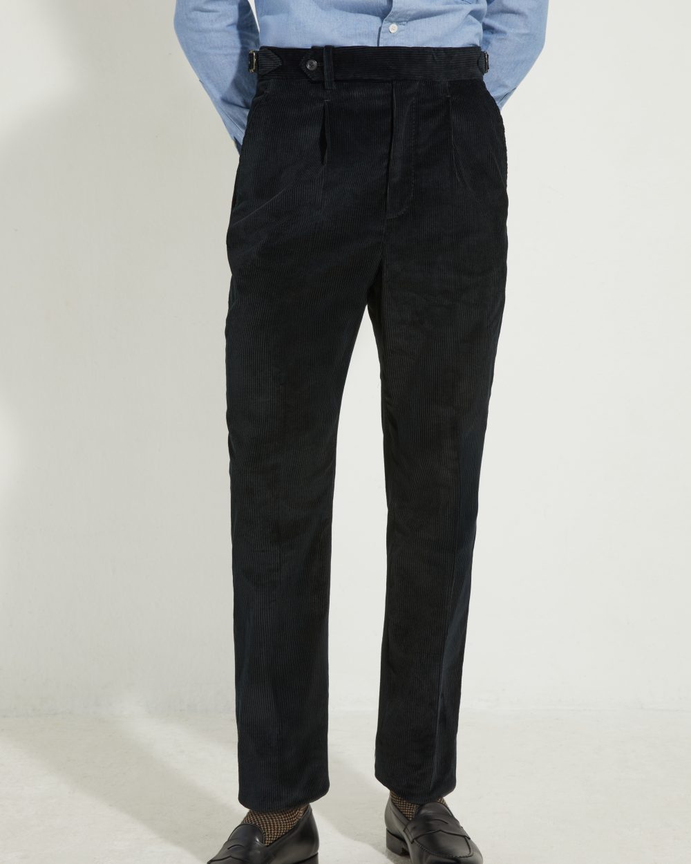 Pantalon en velours côtelé noir Scavini, vue complète de face.