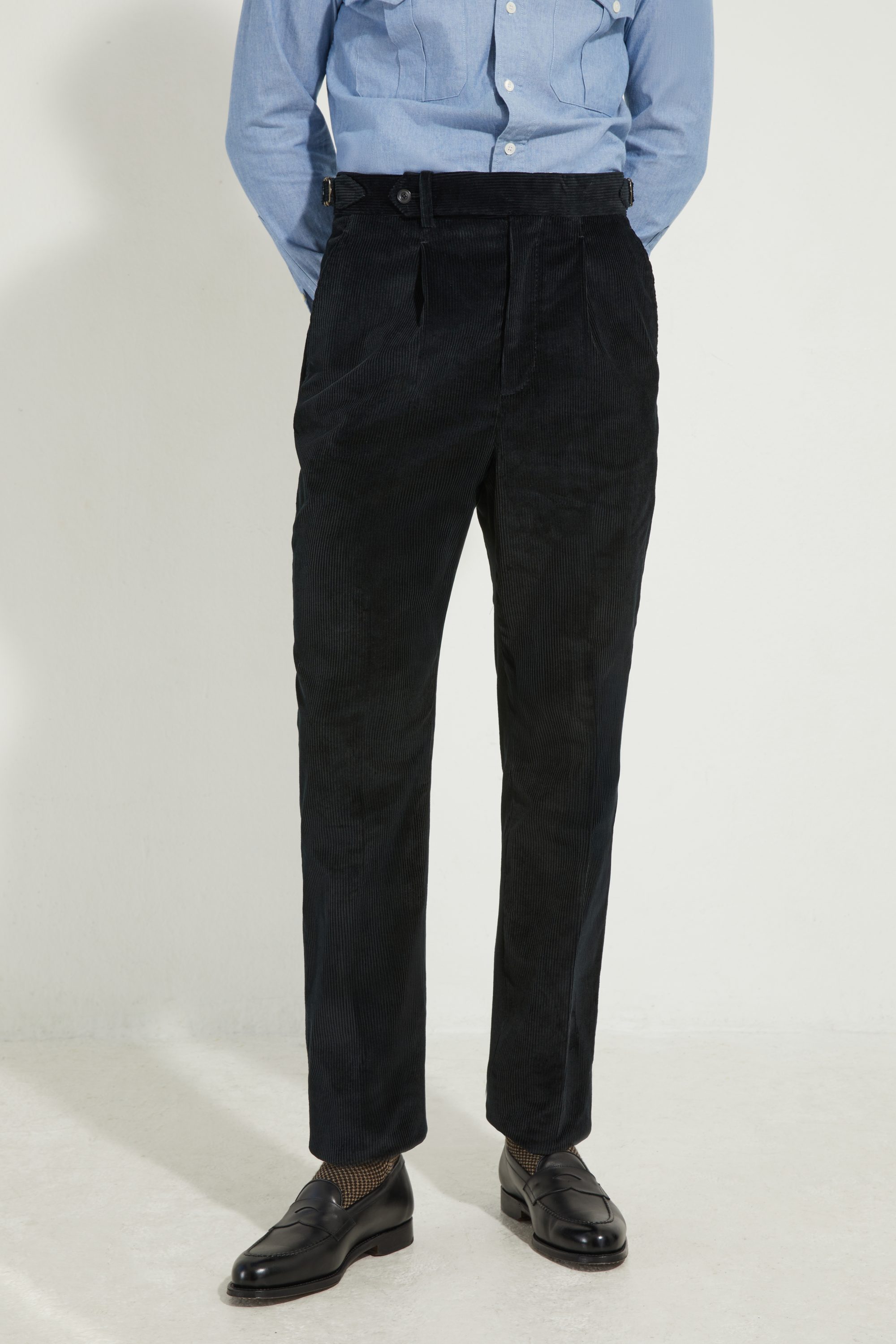 Pantalon en velours côtelé noir Scavini, vue complète de face.