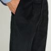 Pantalon en velours côtelé noir Scavini, vue de trois quarts avant.