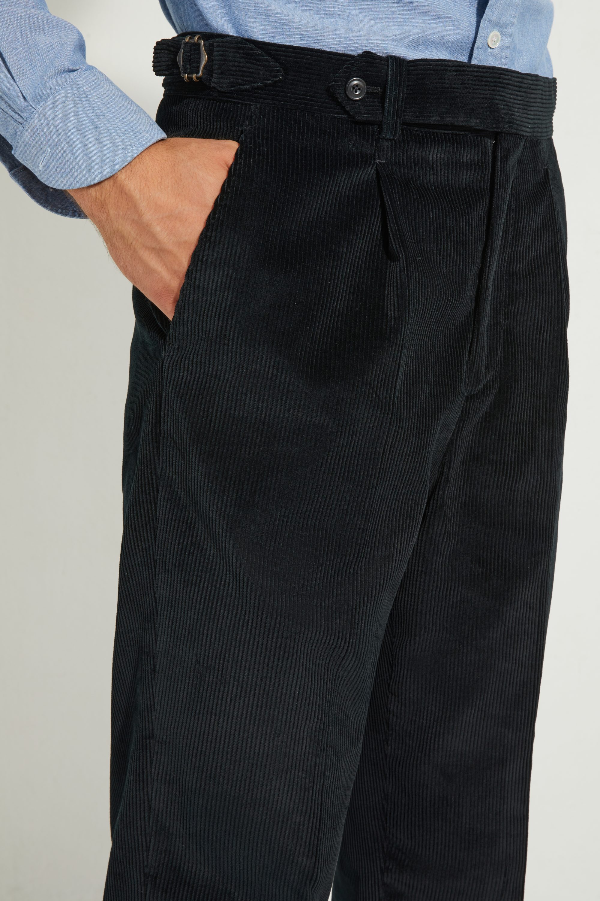 Pantalon en velours côtelé noir Scavini, vue de trois quarts avant.