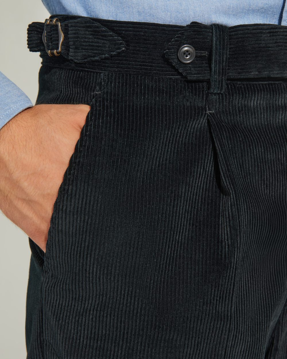 Détail de la pince avant et de la patte prolongée du pantalon en velours côtelé noir Scavini.