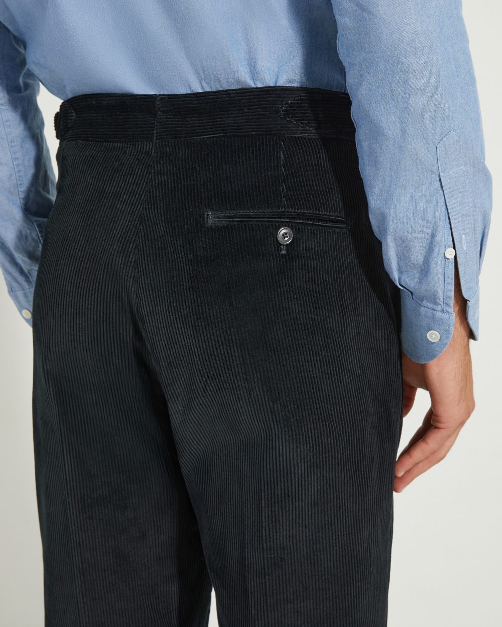 Détail des poches arrière du pantalon en velours côtelé noir Scavini.