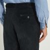 Détail des poches arrière du pantalon en velours côtelé noir Scavini.