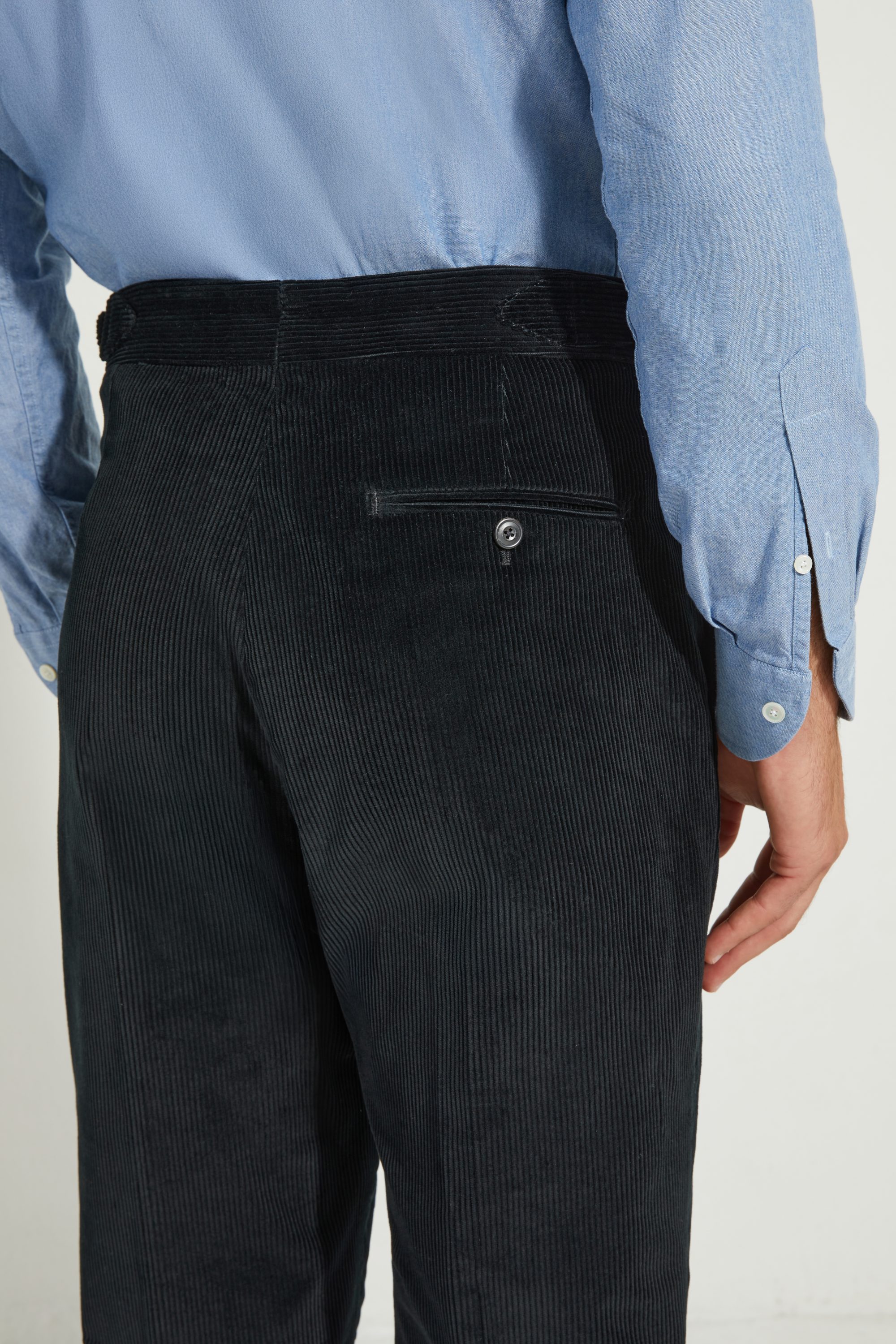 Détail des poches arrière du pantalon en velours côtelé noir Scavini.