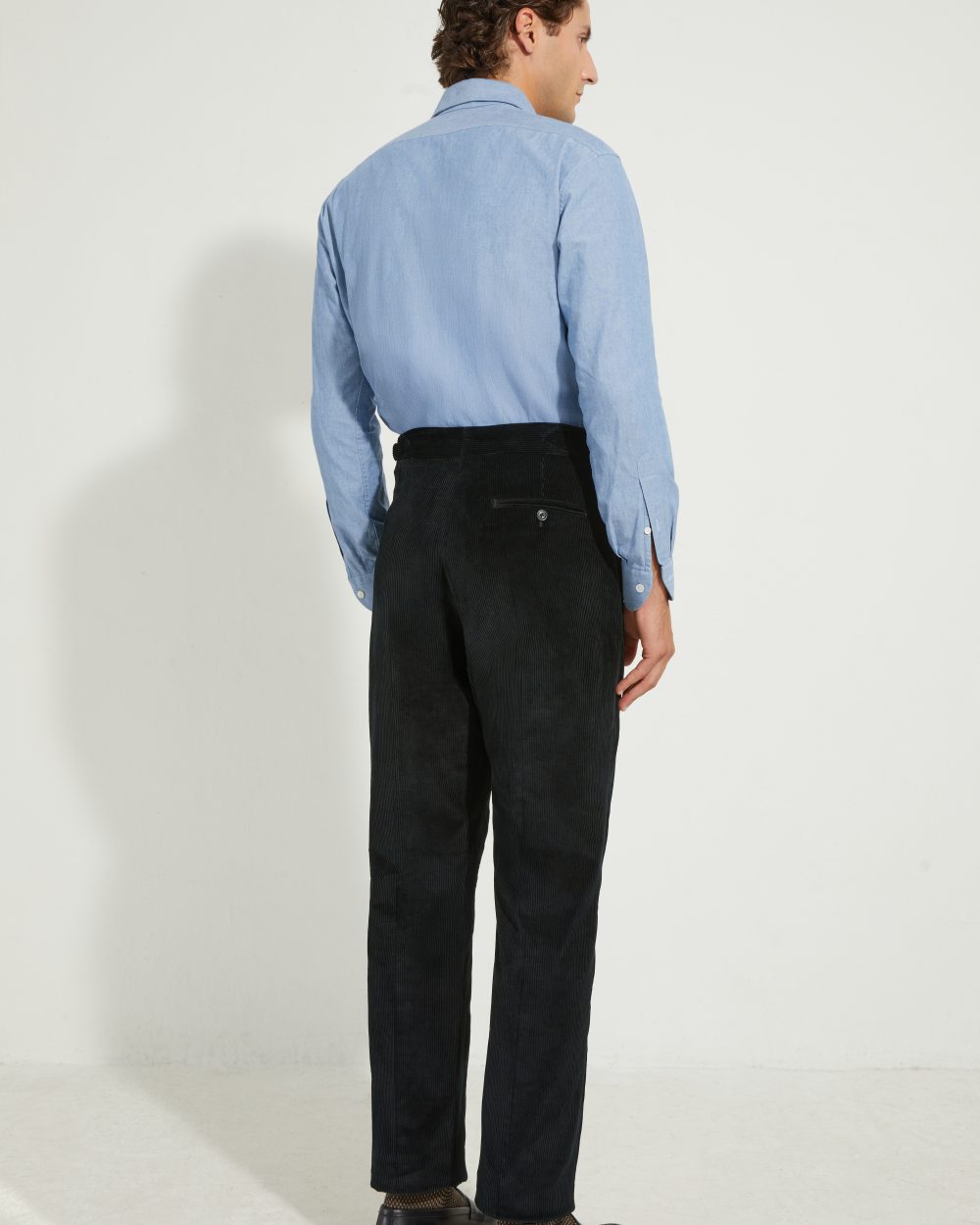 Pantalon en velours côtelé noir Scavini, coupe une pince, vue de dos.