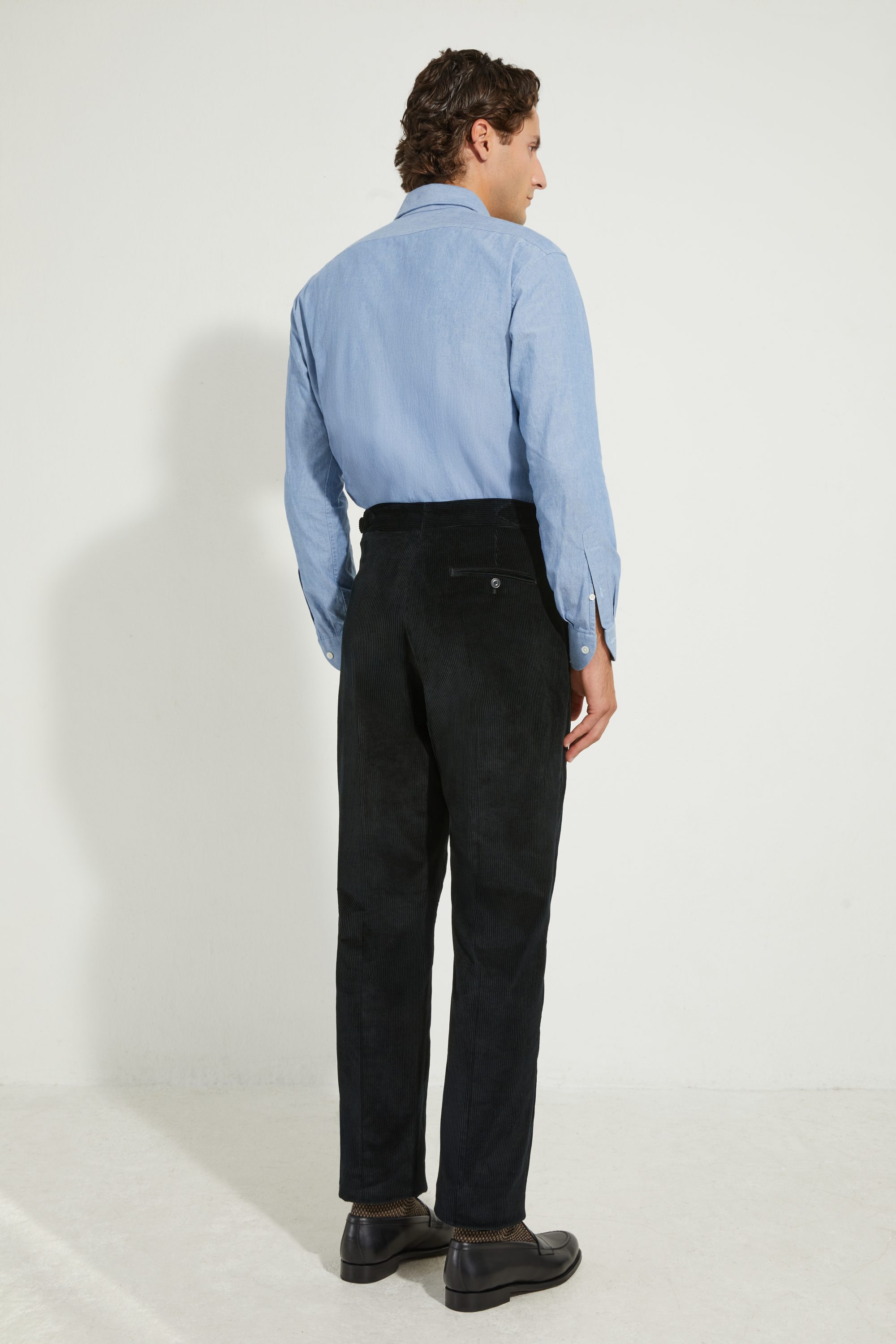 Pantalon en velours côtelé noir Scavini, coupe une pince, vue de dos.