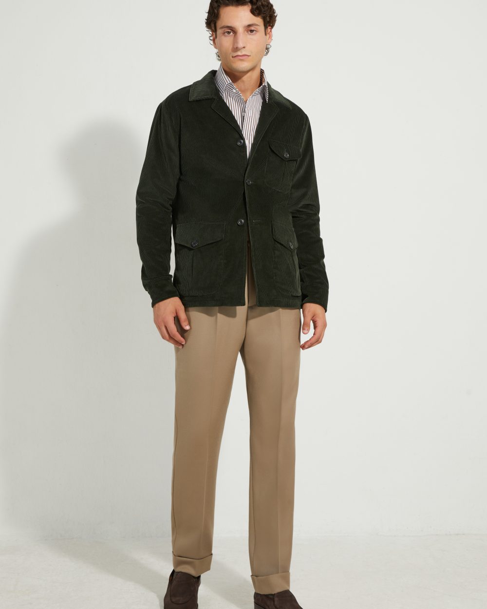 Look complet Scavini : veste Faubourg en velours vert, pantalon en cavalry twill beige et mocassins Jacques Solovière.