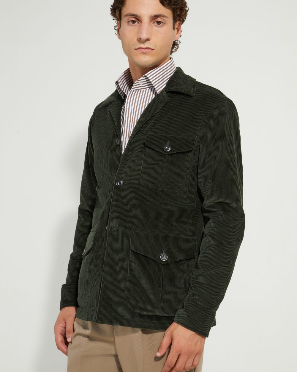 Veste Faubourg Scavini en velours côtelé vert portée fermée.